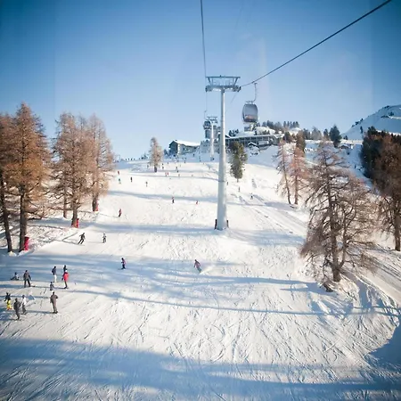 아파트 In Near Cable Car